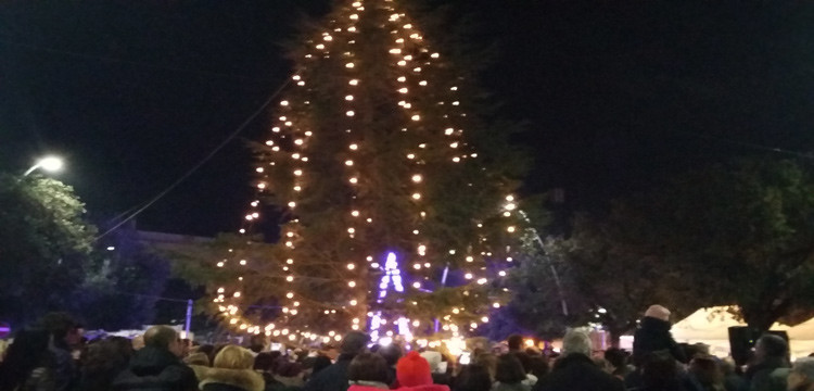 Natale 2015, festa in piazza con luminarie e Babbo Natale