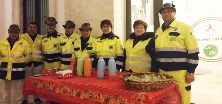 Gli Alpini con i nocesi nella notte di Natale