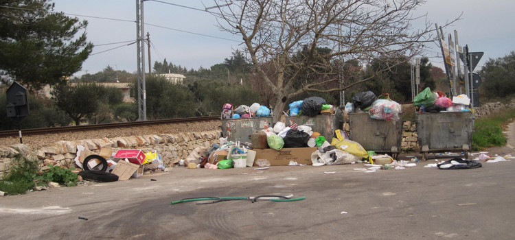 Caos rifiuti, cassonetti bruciati e raccolta a singhiozzo