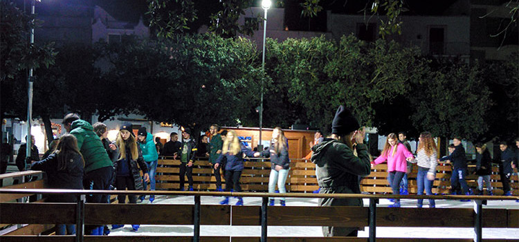 Grande successo per la pista di pattinaggio in piazza Garibaldi Grande successo per la pista di pattinaggio in piazza Garibaldi