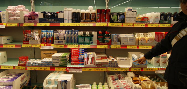 Furto di cosmetici al supermercato, denunciata coppia di rumeni