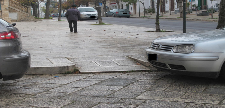 Barriere architettoniche, gradini e maleducazione creano difficoltà ai “soggetti speciali”