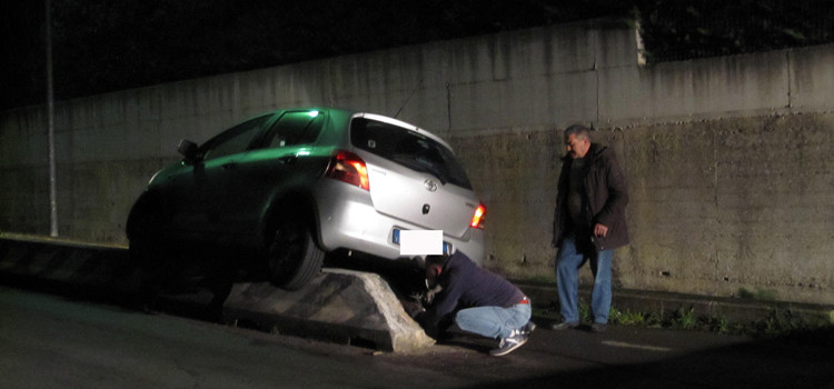 Con due ruote sullo spartitraffico della pista ciclabile