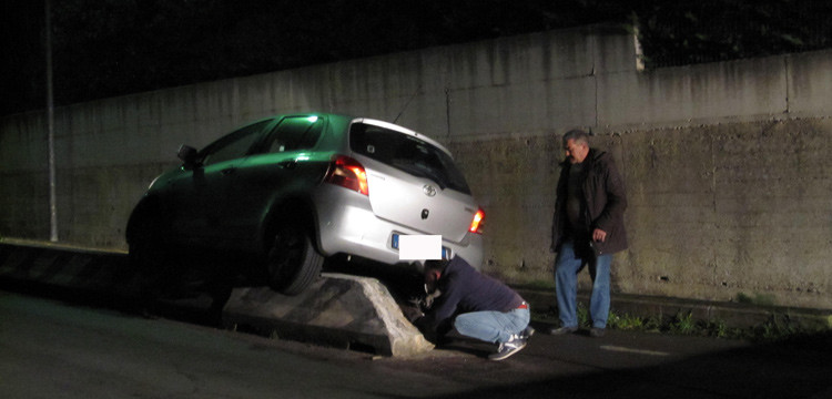 Con due ruote sullo spartitraffico della pista ciclabile Con due ruote sullo spartitraffico della pista ciclabile