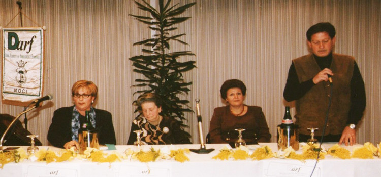 A-24020: Noci abbraccia Elisa Springer A-24020: Noci abbraccia Elisa Springer