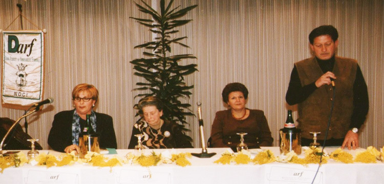 A-24020: Noci abbraccia Elisa Springer