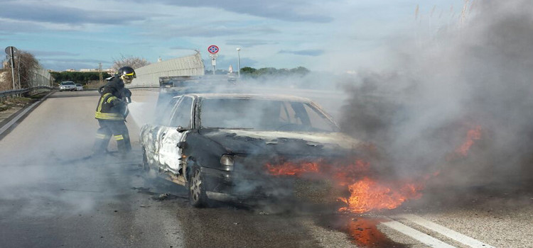 SS 100: auto in fiamme allo svincolo per Noci