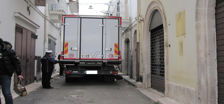 Coppia investita da un camion: lui muore, lei è grave