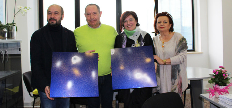 Vicenti dona due quadri della serie “Oltre” al palazzo comunale