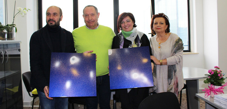 Vicenti dona due quadri della serie “Oltre” al palazzo comunale Vicenti dona due quadri della serie “Oltre” al palazzo comunale