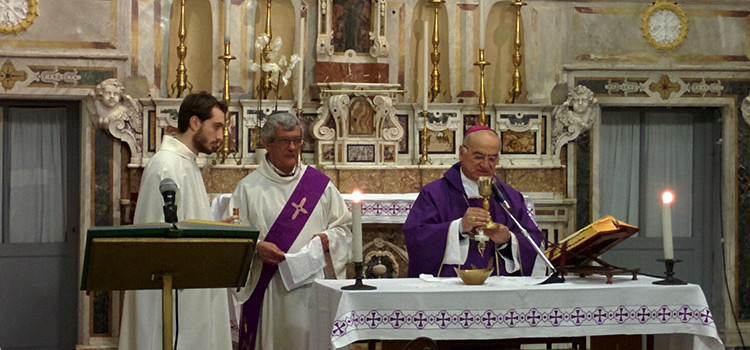 Mons. Padovano celebra l’ultima messa per Noci: “La croce è il segno dell’amore di Dio per noi”
