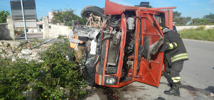 Incidente al rondò, camion si ribalta Incidente al rondò, camion si ribalta