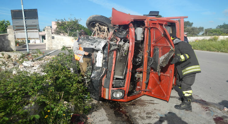 Incidente al rondò, camion si ribalta Incidente al rondò, camion si ribalta