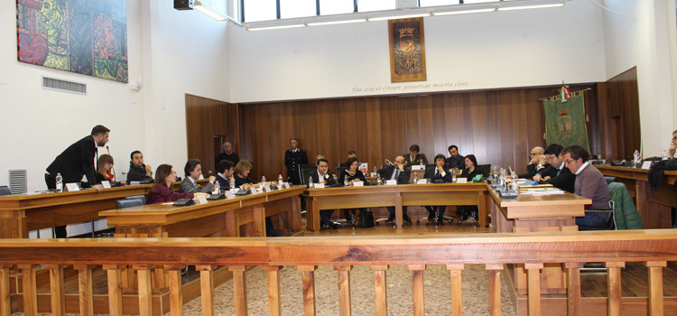 Consiglio comunale: rinviate le commissioni, approvato regolamento sull’adozione canina