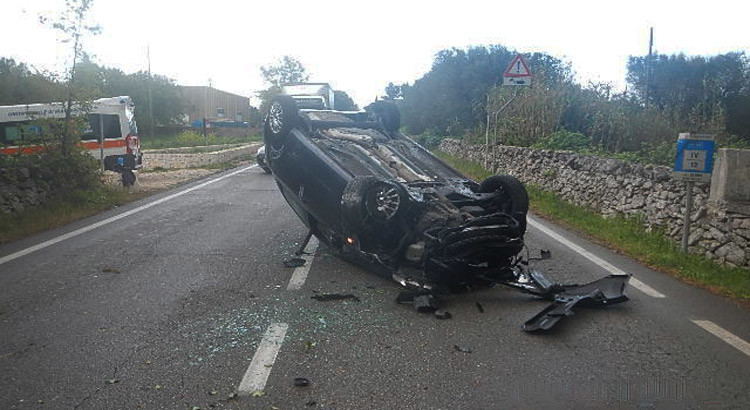 Incidente sulla SP239, auto ribaltata