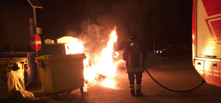 Rogo in centro, bruciati cassonetti
