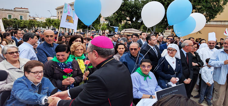 Il primo emozionante incontro tra la comunità nocese e il vescovo Favale Il primo emozionante incontro tra la comunità nocese e il vescovo Favale