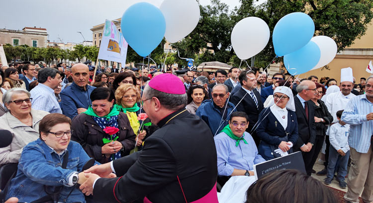 Il primo emozionante incontro tra la comunità nocese e il vescovo Favale