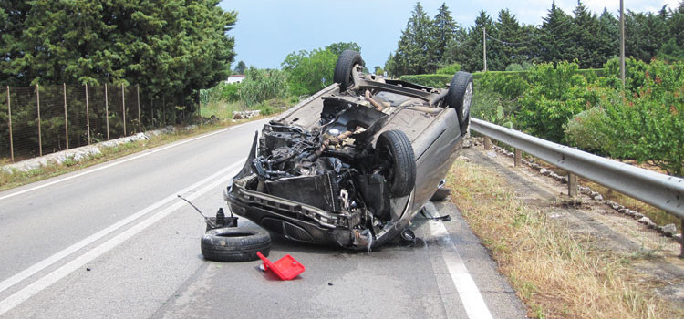 Piove: auto si ribalta sulla Noci-Gioia del Colle