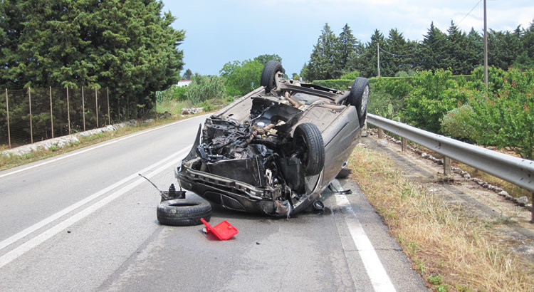 Piove: auto si ribalta sulla Noci-Gioia del Colle