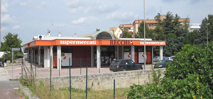 Rapina al supermercato, malviventi fuggono con incasso della giornata