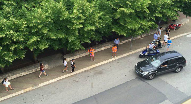 Lite tra giovanissimi in via Siciliani, spunta bastone in ferro Lite tra giovanissimi in via Siciliani, spunta bastone in ferro