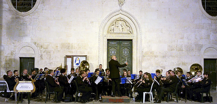 L’orchestra di fiati “G. Chielli” inaugura la sede e si esibisce in piazza Plebiscito