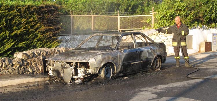 Auto a gas si incendia in via Siciliani