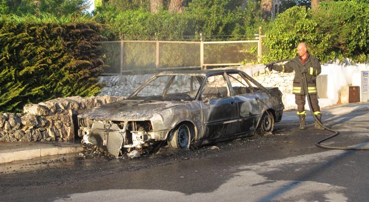 Auto a gas si incendia in via Siciliani