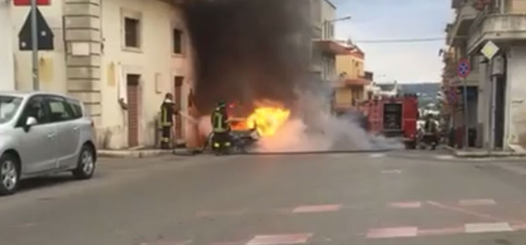Auto si incendia in via Cappuccini