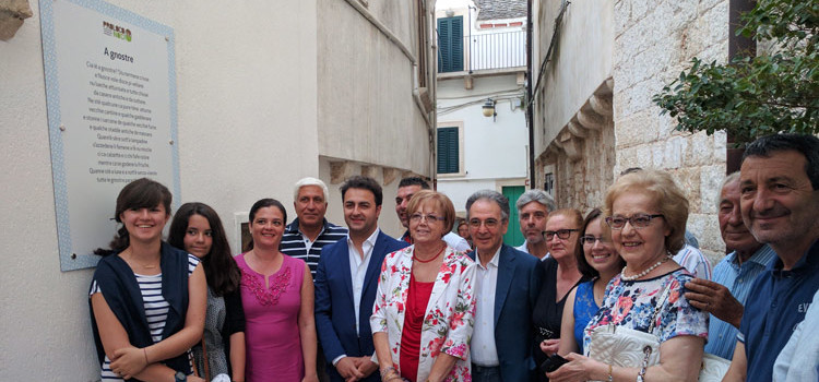“A gnostre”, la poesia di Enrico Gioia esposta nel centro storico di Noci “A gnostre”, la poesia di Enrico Gioia esposta nel centro storico di Noci