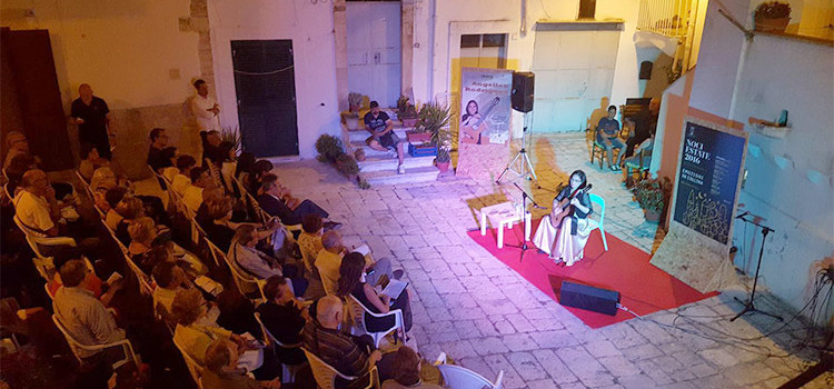 Musica e poesia nelle gnostre con la chitarrista Angelica Rodriguez Musica e poesia nelle gnostre con la chitarrista Angelica Rodriguez