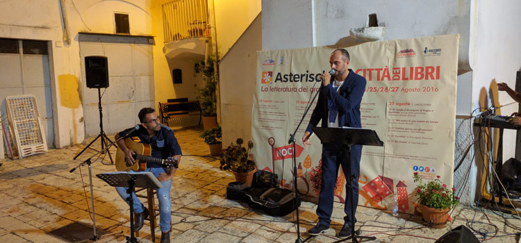 Serata conclusiva di “Asterischi”, il connubio parole-musica ha animato il centro storico