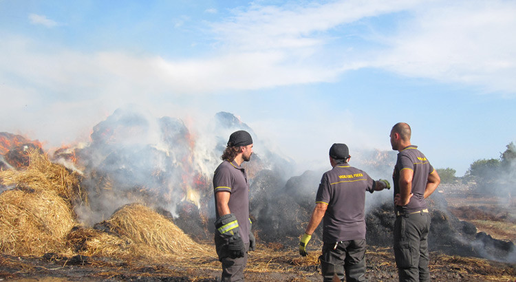 Fulmine si abbatte su fienile, a fuoco 600 rotoballe Fulmine si abbatte su fienile, a fuoco 600 rotoballe