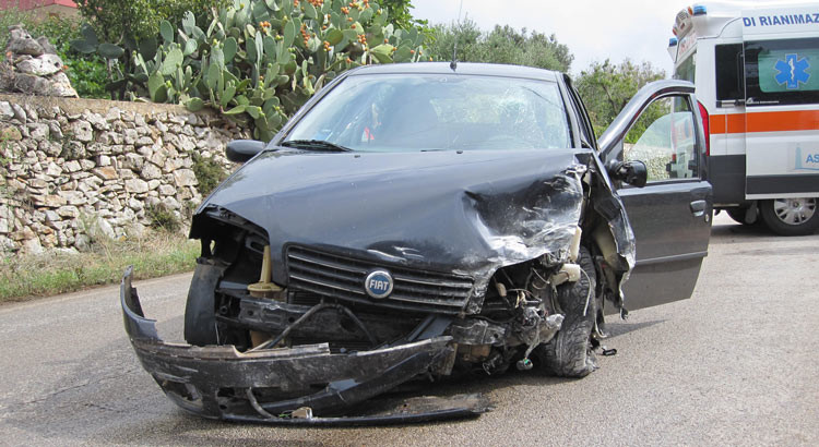 Incidente sulla provinciale per Barsento, ferito neopatentato