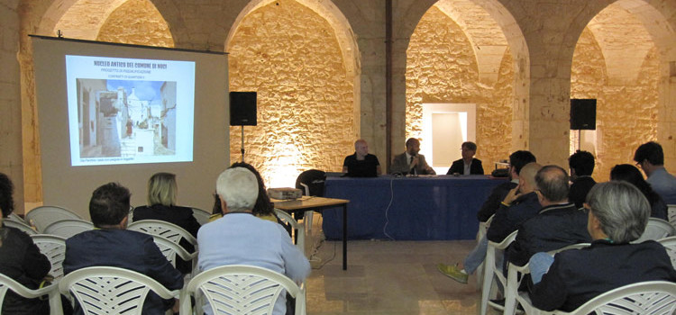 Lavori nel borgo antico: fogna nera e restauro delle edicole votive