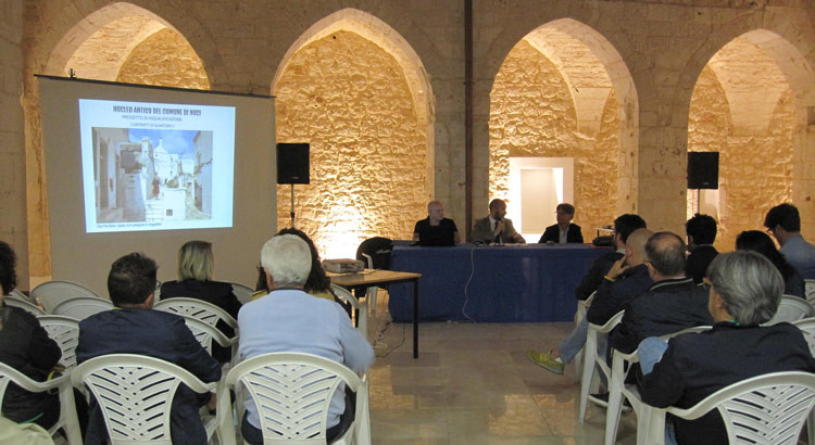 Lavori nel borgo antico: fogna nera e restauro delle edicole votive