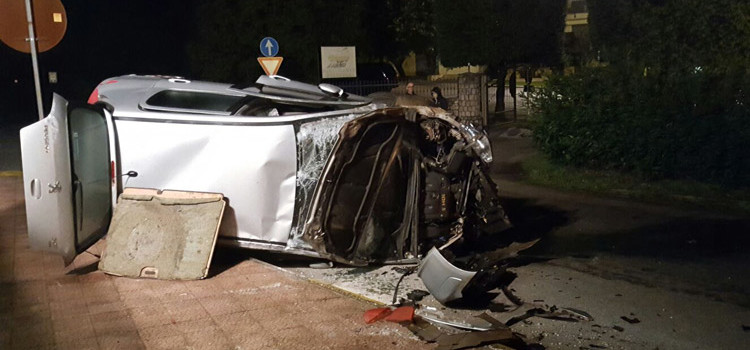 Imbocca intersezione e si ribalta, ferito giovane putignanese Imbocca intersezione e si ribalta, ferito giovane putignanese