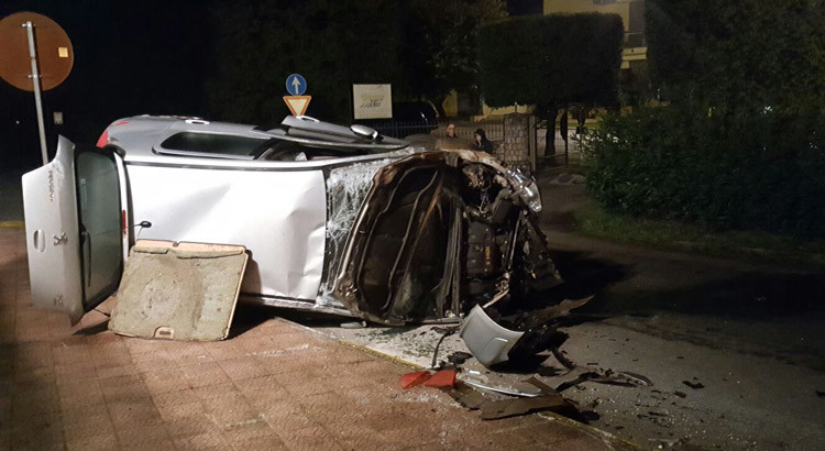 Imbocca intersezione e si ribalta, ferito giovane putignanese Imbocca intersezione e si ribalta, ferito giovane putignanese