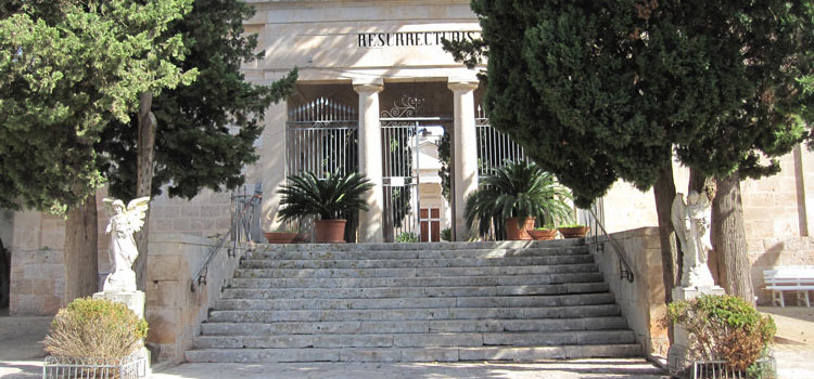 La tomba dei furti: banda di ladri saccheggia cimitero