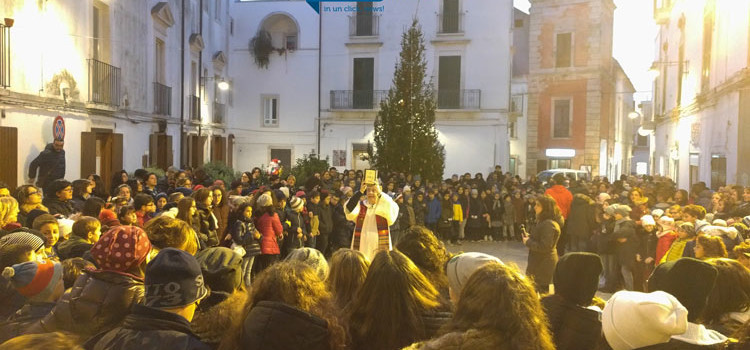 I ragazzi dell’ACR e gli scout inaugurano l’albero natalizio di piazza Plebiscito