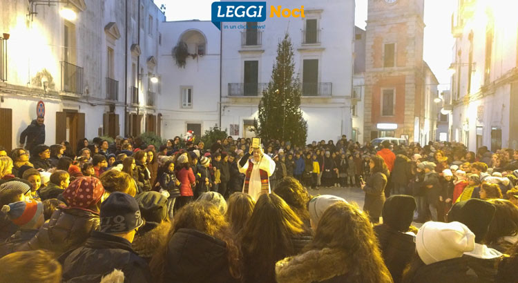 I ragazzi dell’ACR e gli scout inaugurano l’albero natalizio di piazza Plebiscito