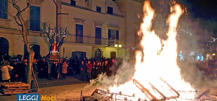 Santa Lucia 2016: “Si accenda quel fuoco che brucia l’egoismo” Santa Lucia 2016: “Si accenda quel fuoco che brucia l’egoismo”
