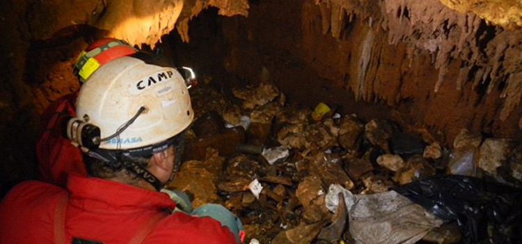 Bonifica cavità carsiche: scoperti rifiuti a 25 metri di profondità