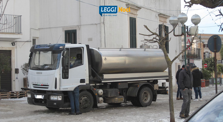 Carenza di acqua potabile: autobotte e volontari all’opera Carenza di acqua potabile: autobotte e volontari all’opera