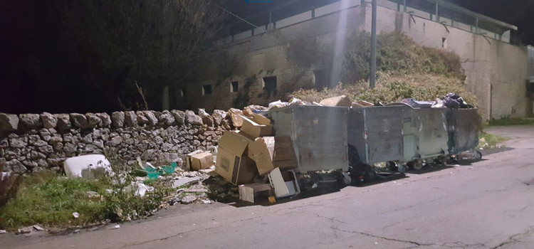 Nessun freno ai rifiuti depositati per strada