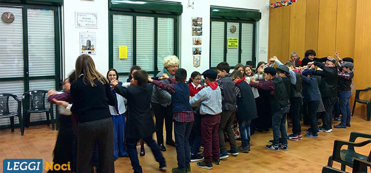 Gli alunni della “Cappuccini” rivivono “u festine du sciùévedì di pacciarjidde” nel Centro Anziani