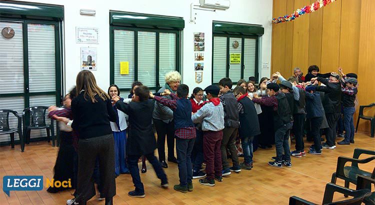 Gli alunni della “Cappuccini” rivivono “u festine du sciùévedì di pacciarjidde” nel Centro Anziani