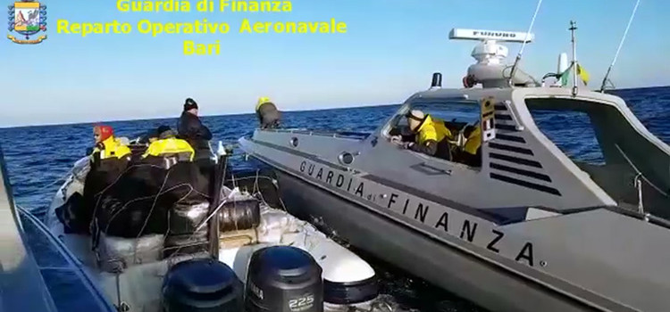Droga: bloccato al largo di Monopoli carico di marijuana proveniente dall’Albania