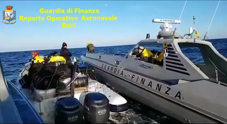 Droga: bloccato al largo di Monopoli carico di marijuana proveniente dall’Albania